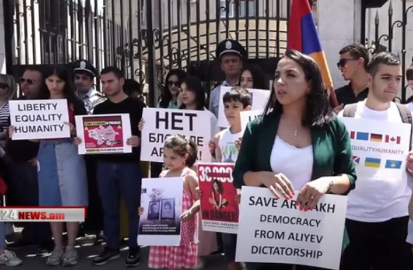 Акция протеста арцахцев перед офисом ЕС (видео)